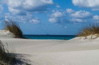 Spiaggia di Is Arenas Biancas a Teulada, dune di sabbia bianca vicino alle case vacanze Suestellas.