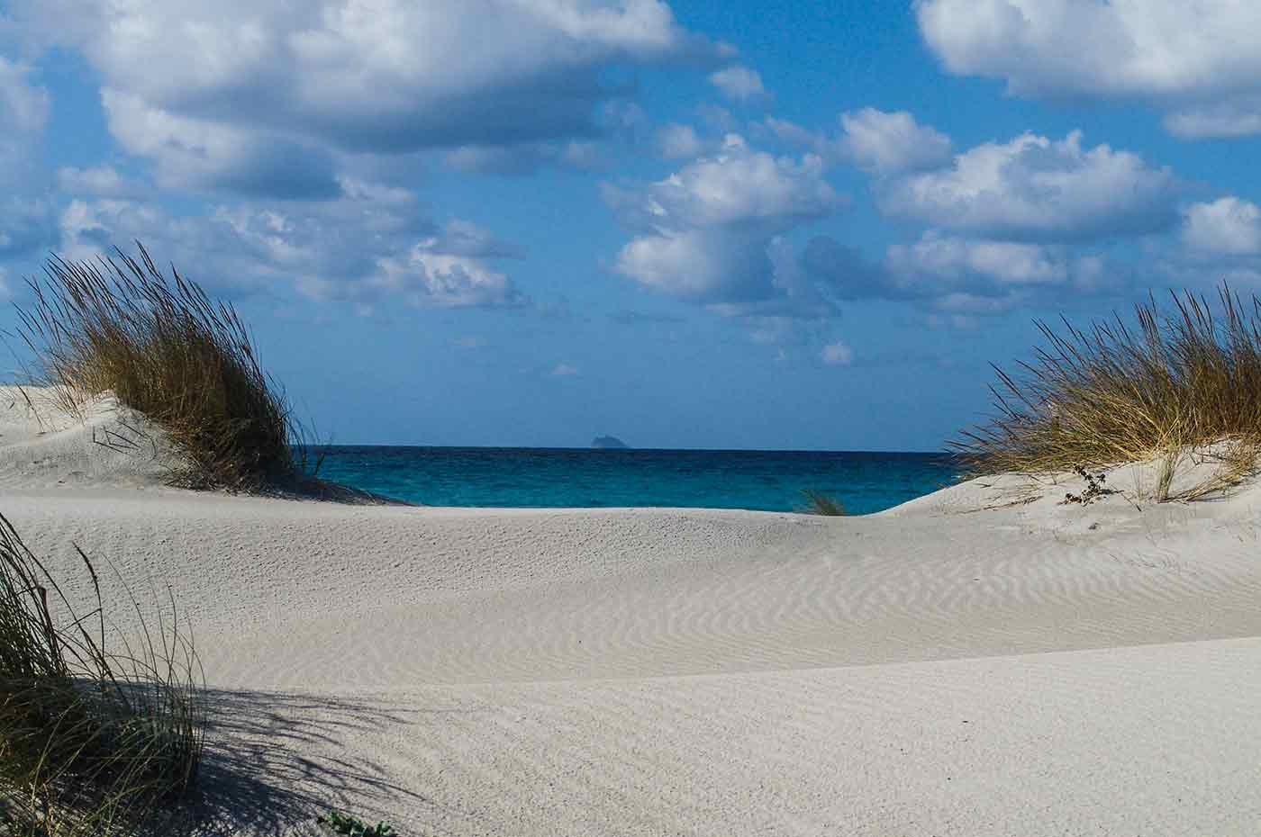 Spiaggia di Is Arenas Biancas a Teulada, dune di sabbia bianca vicino alle case vacanze Suestellas.