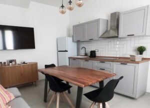 Elegante soggiorno di design dell'appartamento Domus Teulada nel centro storico. Un'alternativa di charme proposta da Suestellas per le tue vacanze a Teulada.